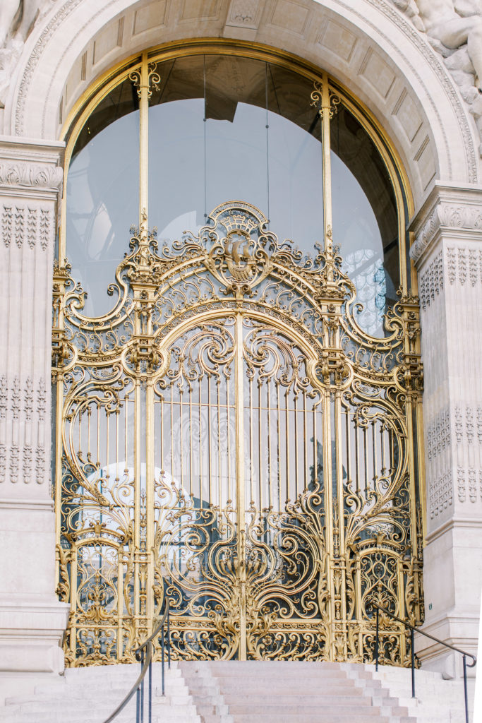 Golden gates with fine details for Sunset Paris Engagement 