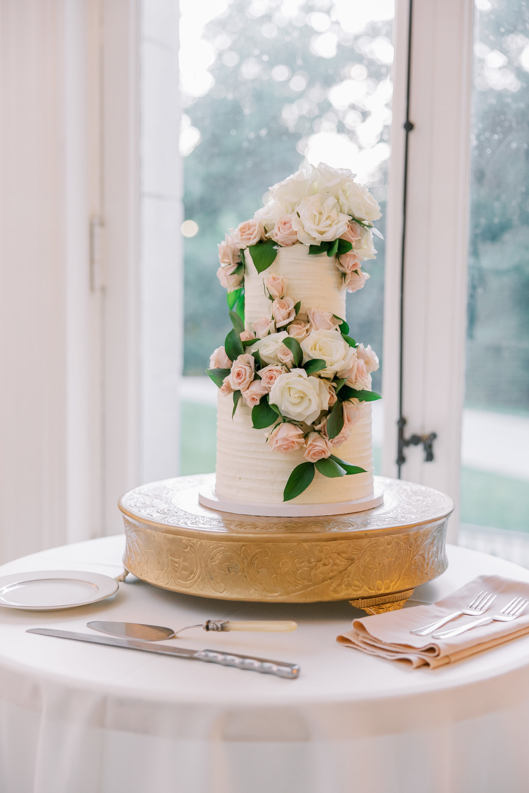 2-tiered white wedding cake with pinnk and white roses for Cairnwood Estate Wedding Photography