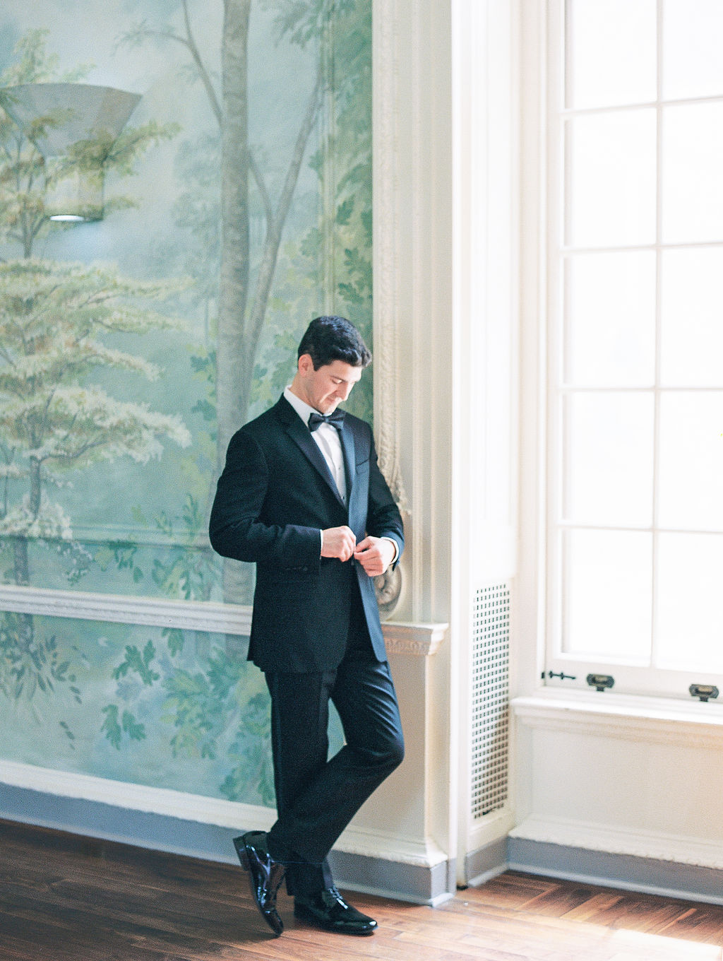 groom portrait at Curtis Hall Arboretum